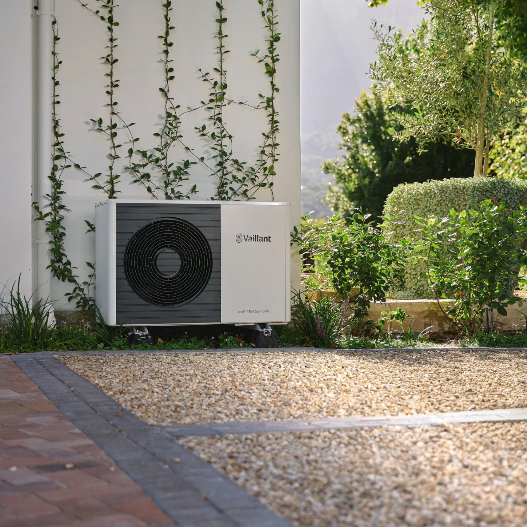 Vaillant-warmtepomp voor een muur in een tuin