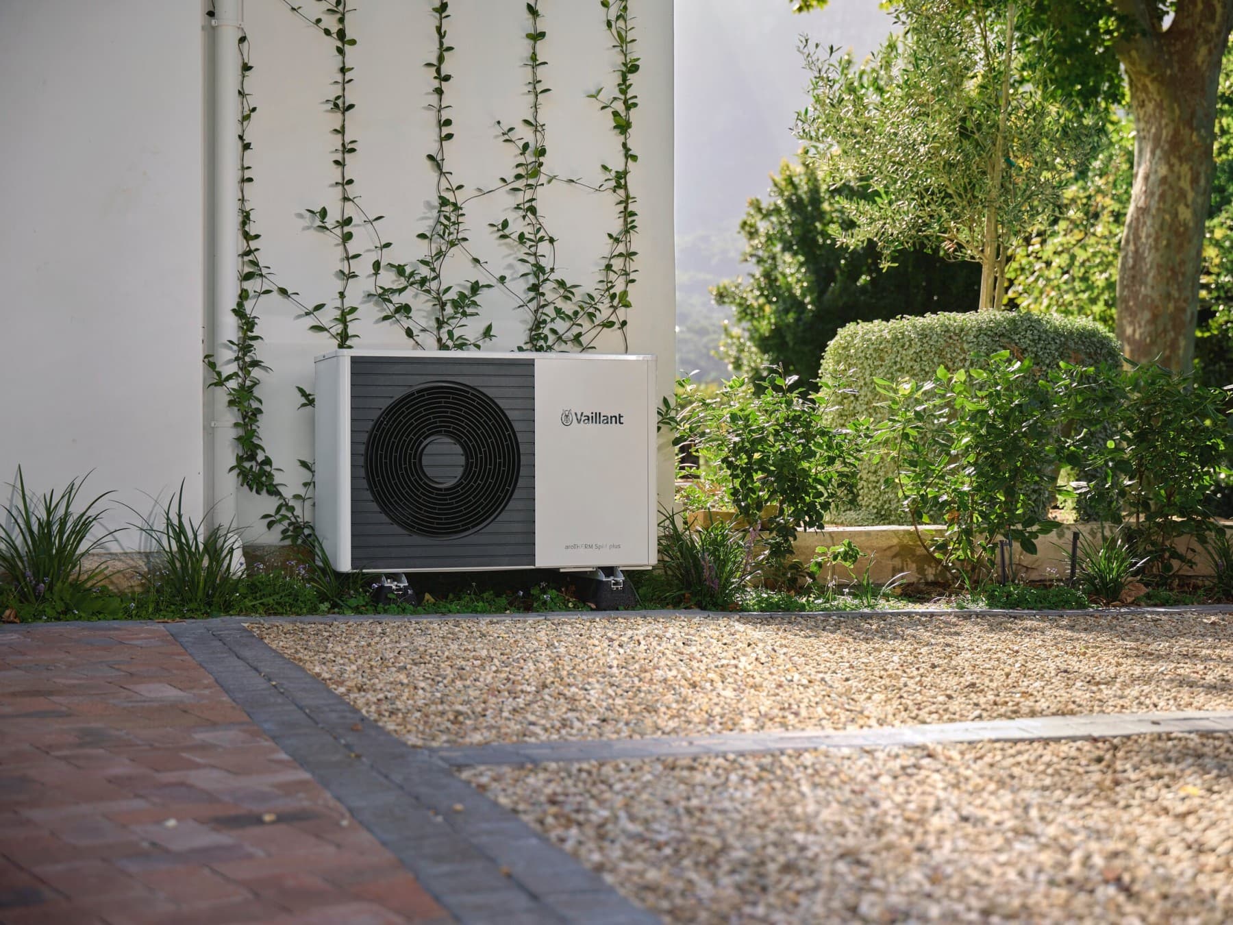 Vaillant-warmtepomp voor een muur in een tuin