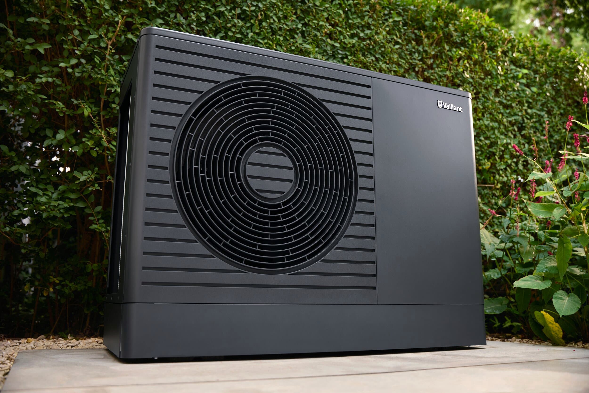 aroTHERM pro lucht-water-warmtepomp voor een haag