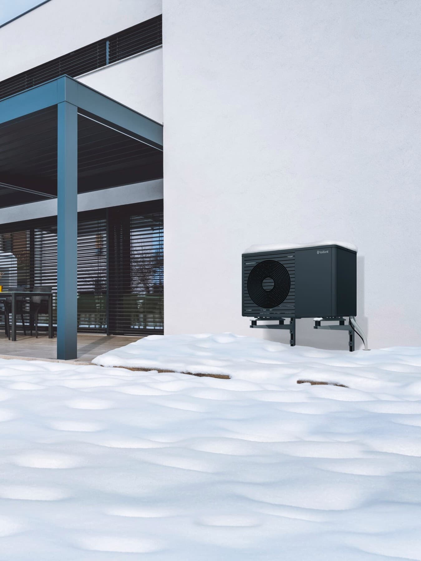 Een warmtepomp tijdens een sneeuwrijke winterdag