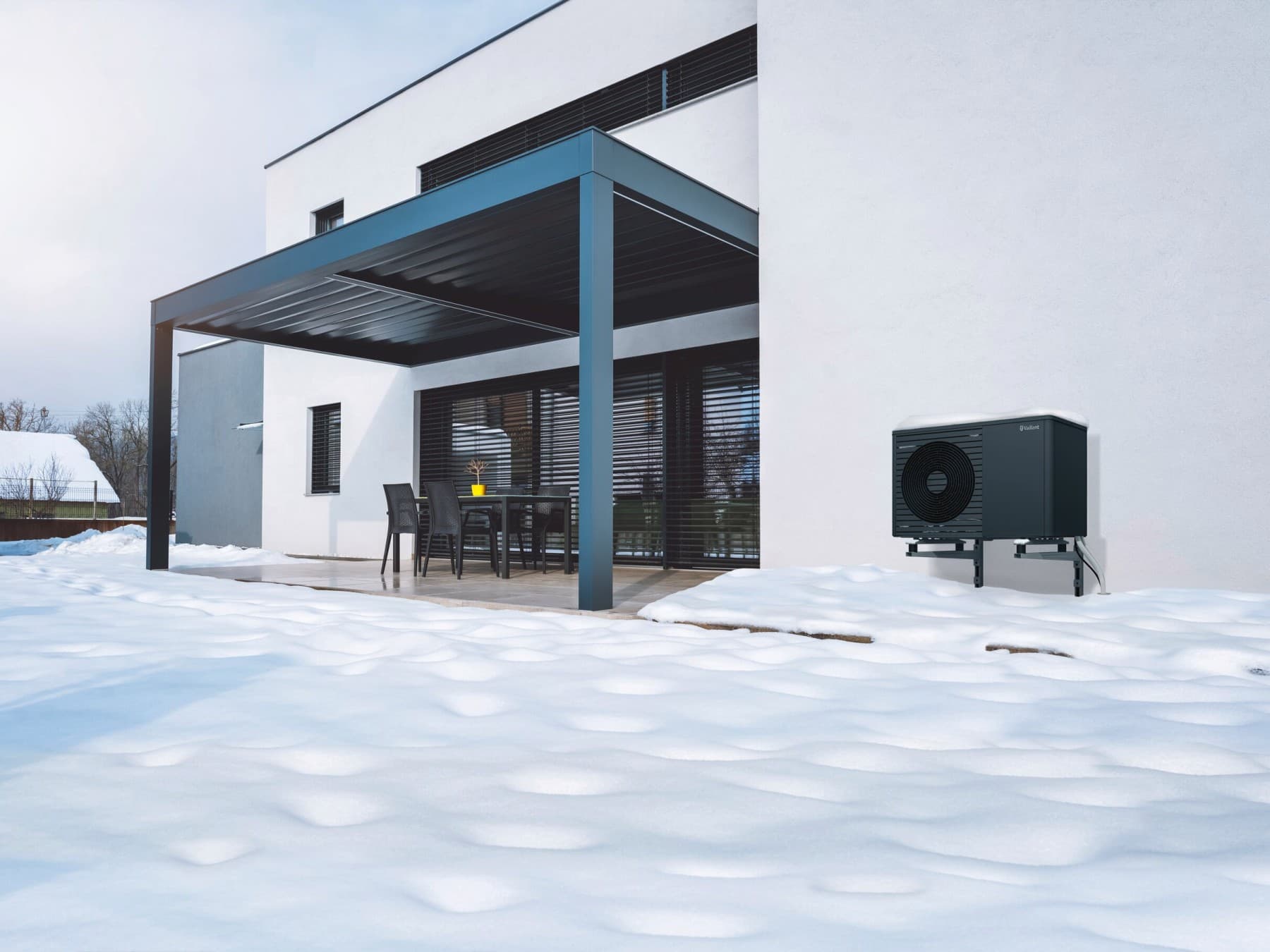 Een warmtepomp tijdens een sneeuwrijke winterdag