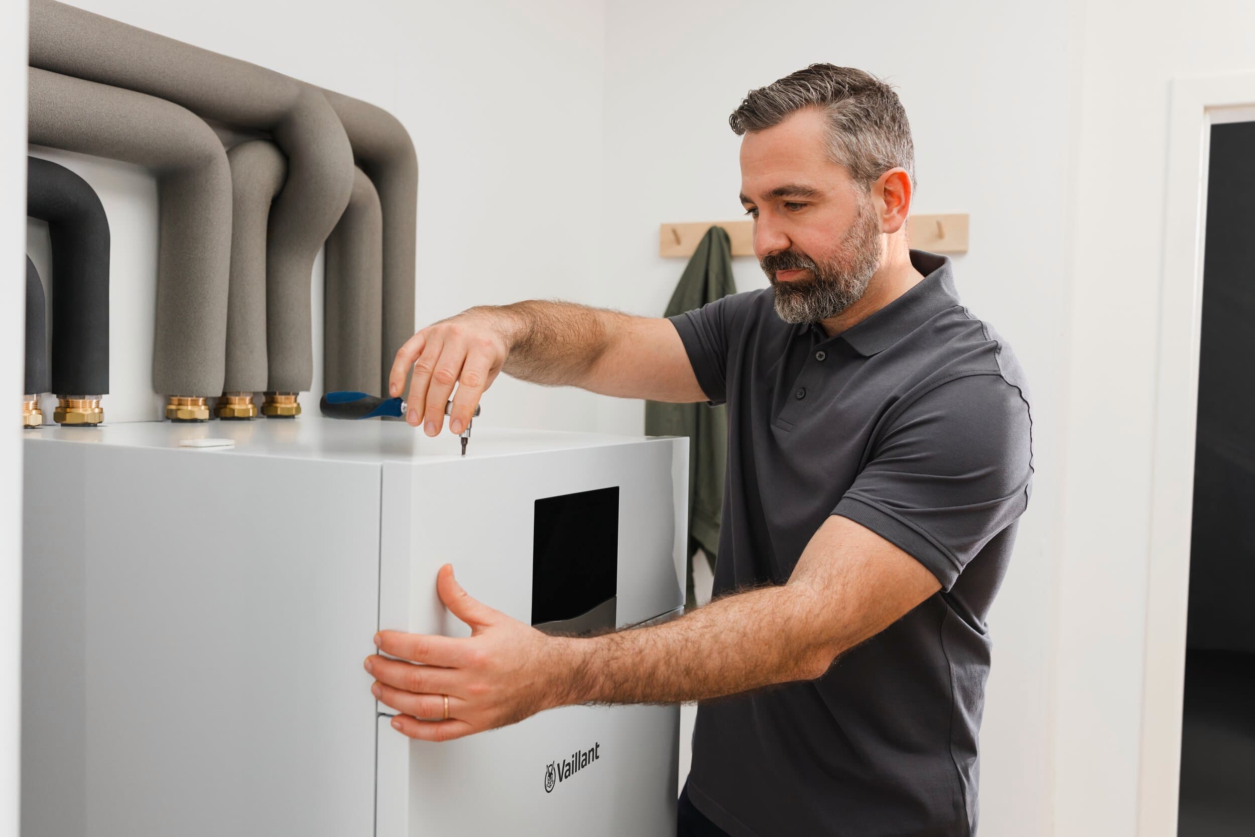Installateur vervangt aardwarmtepomp