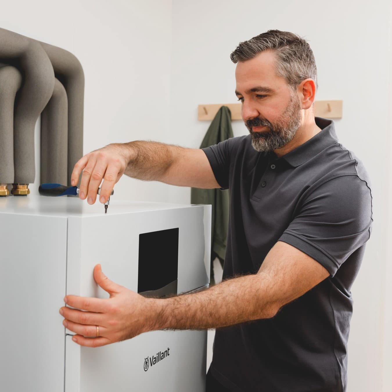 Installateur werkt aan toestel