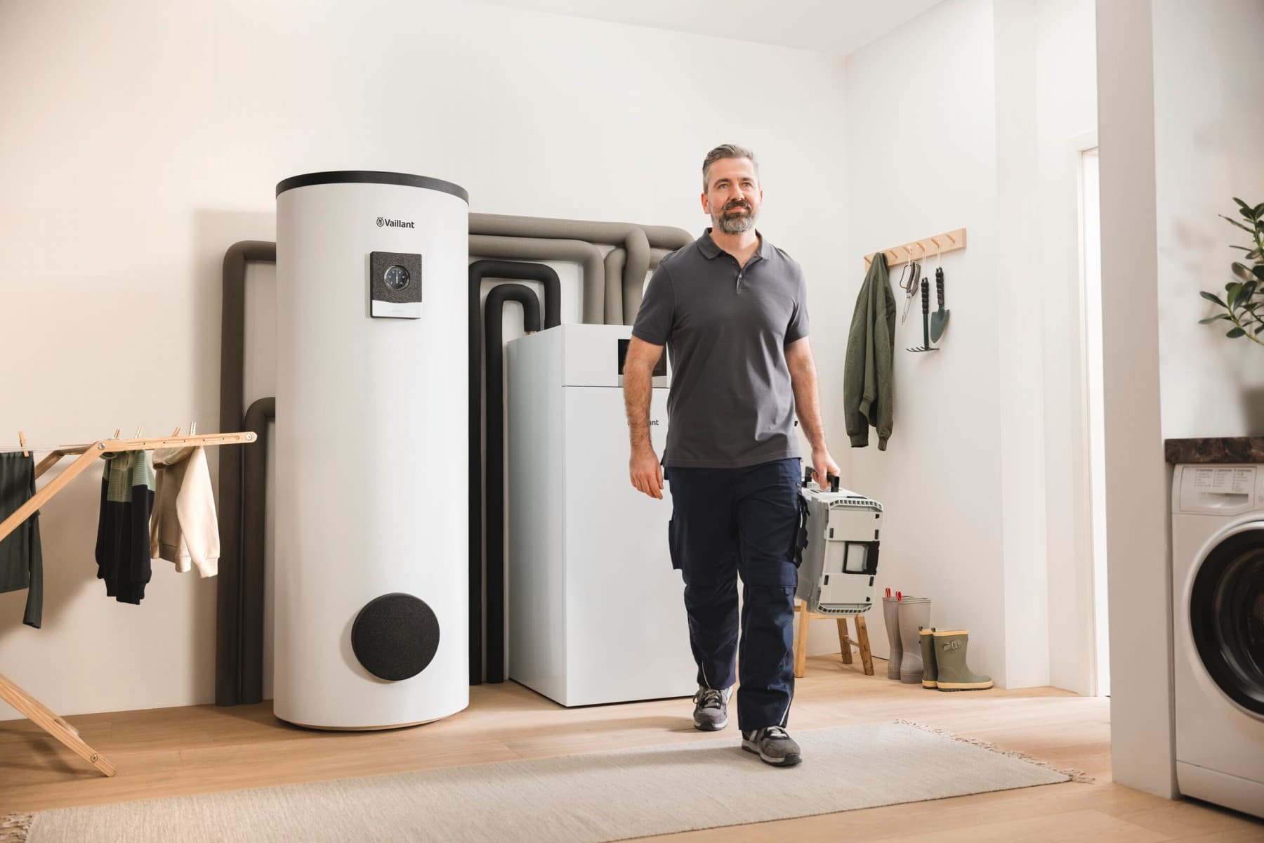 Installateur wandelt weg van een installatie met een geoTHERM warmtepomp en uniSTOR warmwaterboiler
