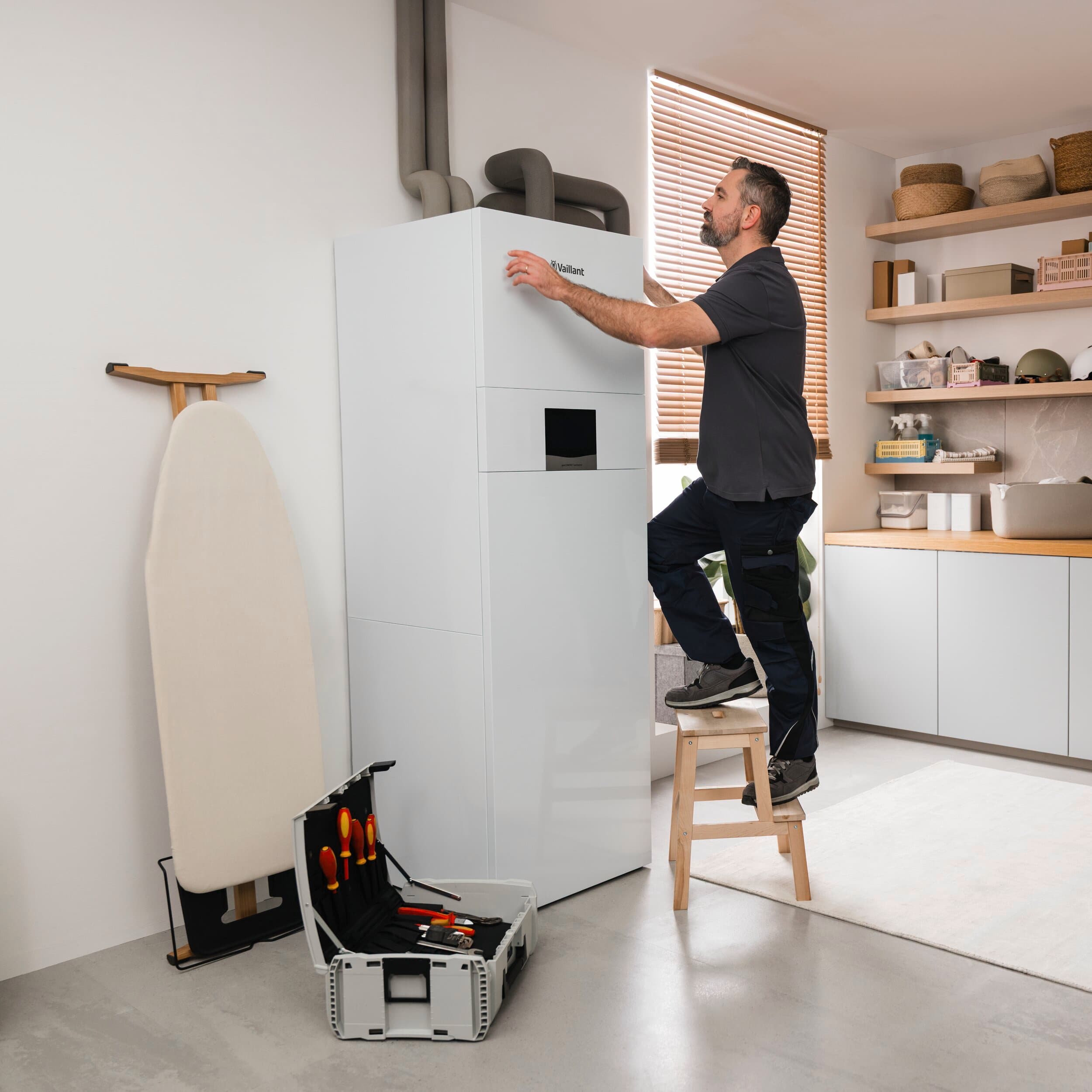 Installateur vervangt aardwarmtepomp