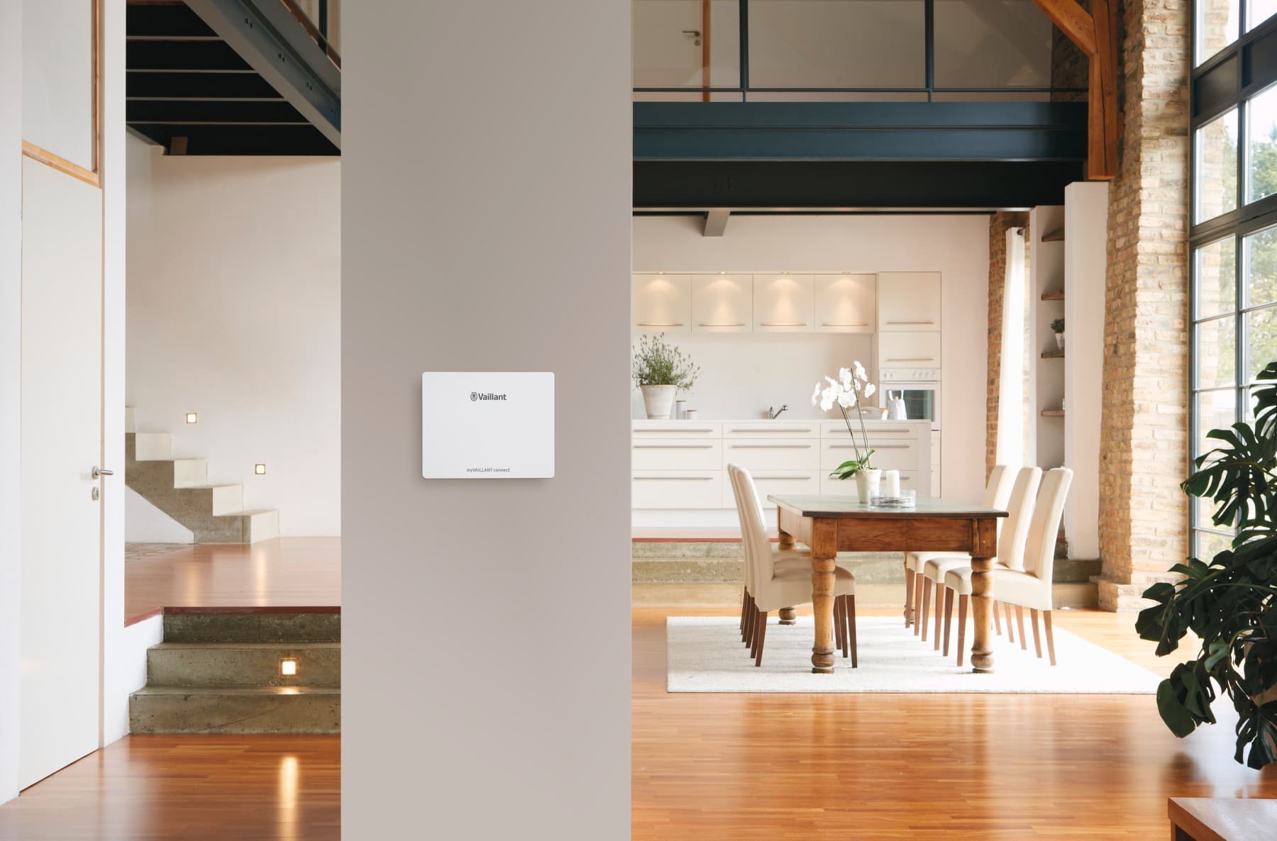 Bedieningspaneel gemonteerd aan de muur in de woonkamer