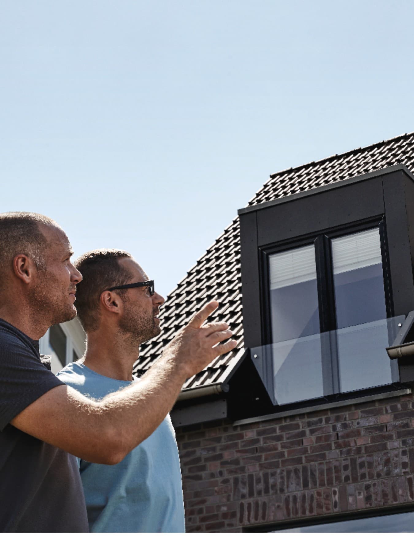 Twee mannen bekijken de status van het dak