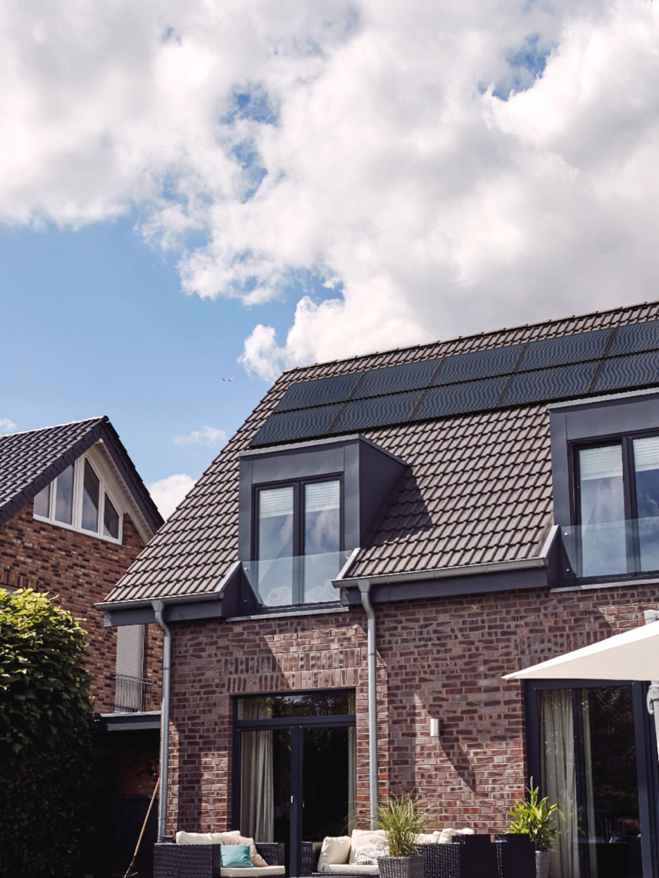 Huis met zonnepanelen op het dak