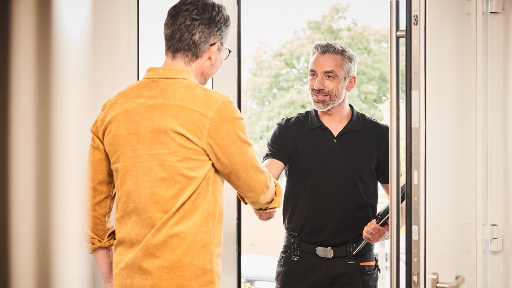 Technicien et client se serrent la main