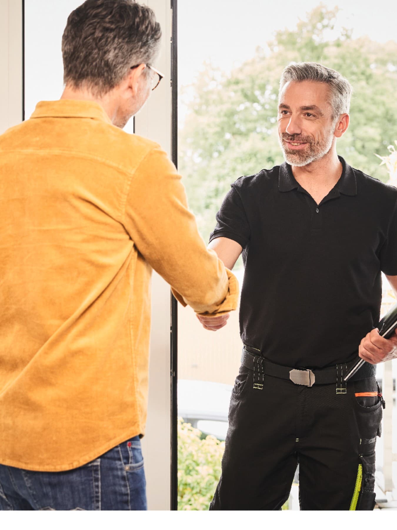Technicien et client se serrent la main