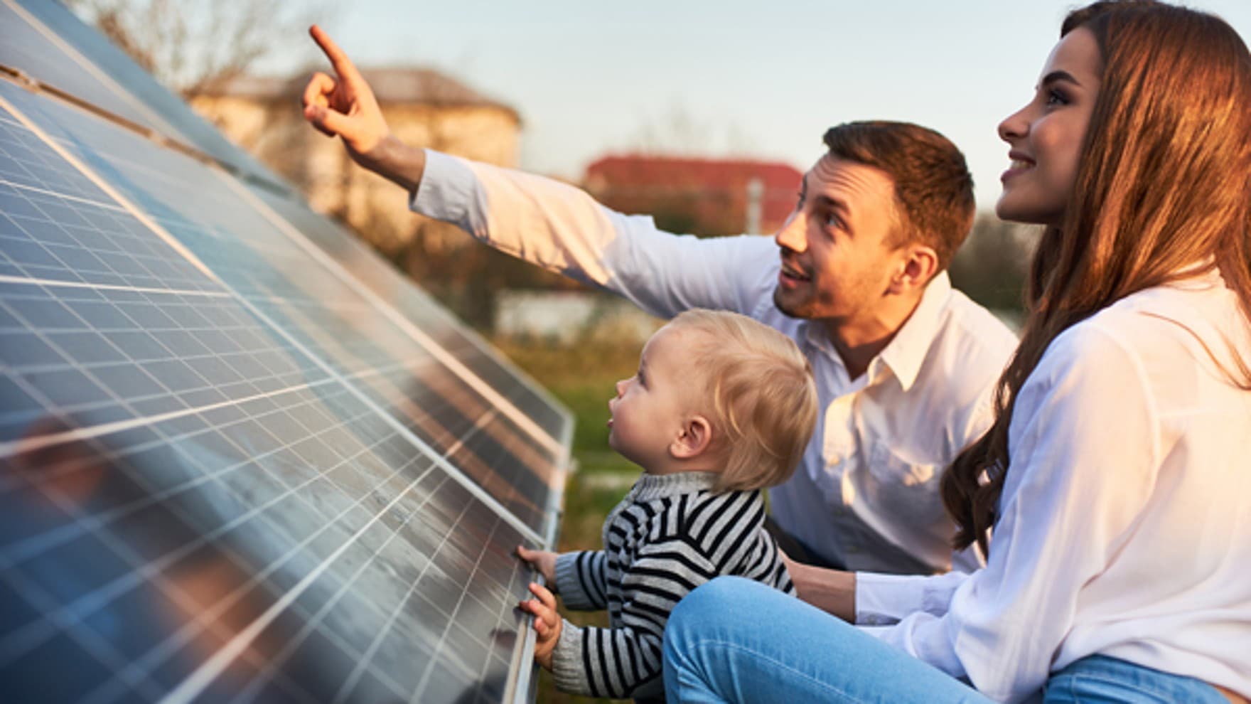 Familie bekijkt zonnepanelen.
