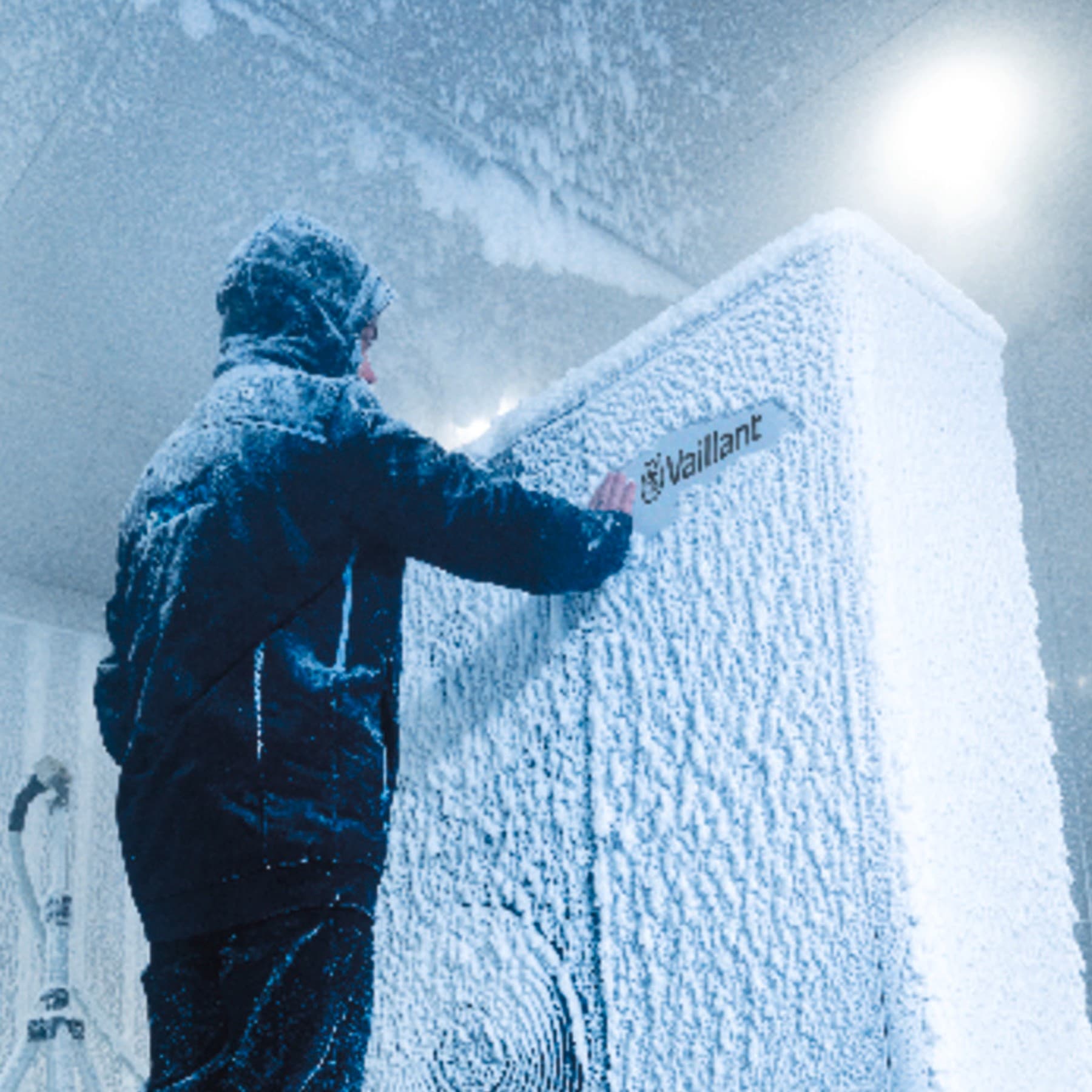 Man met vest voor warmtepomp