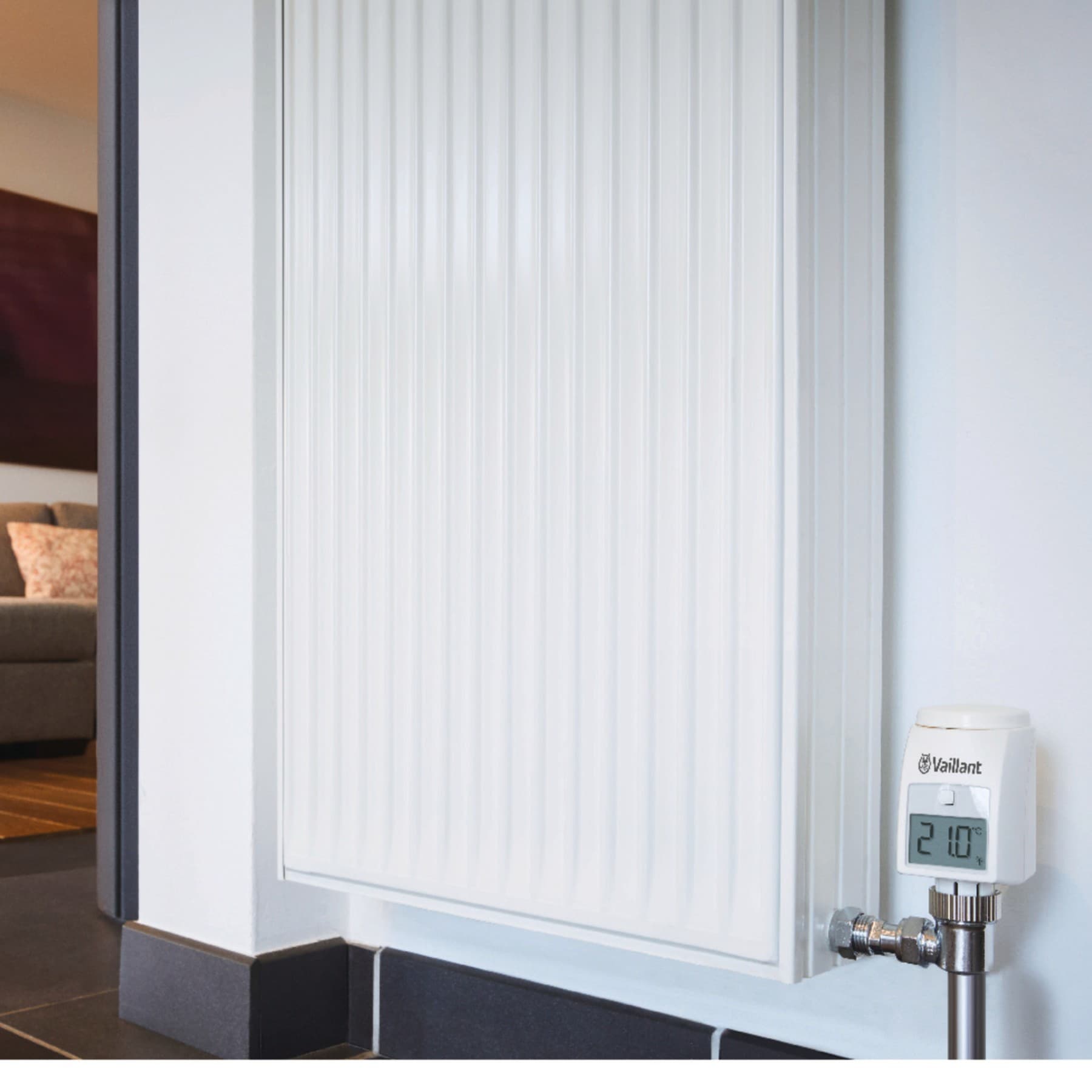 Radiator aan de muur van de woonkamer