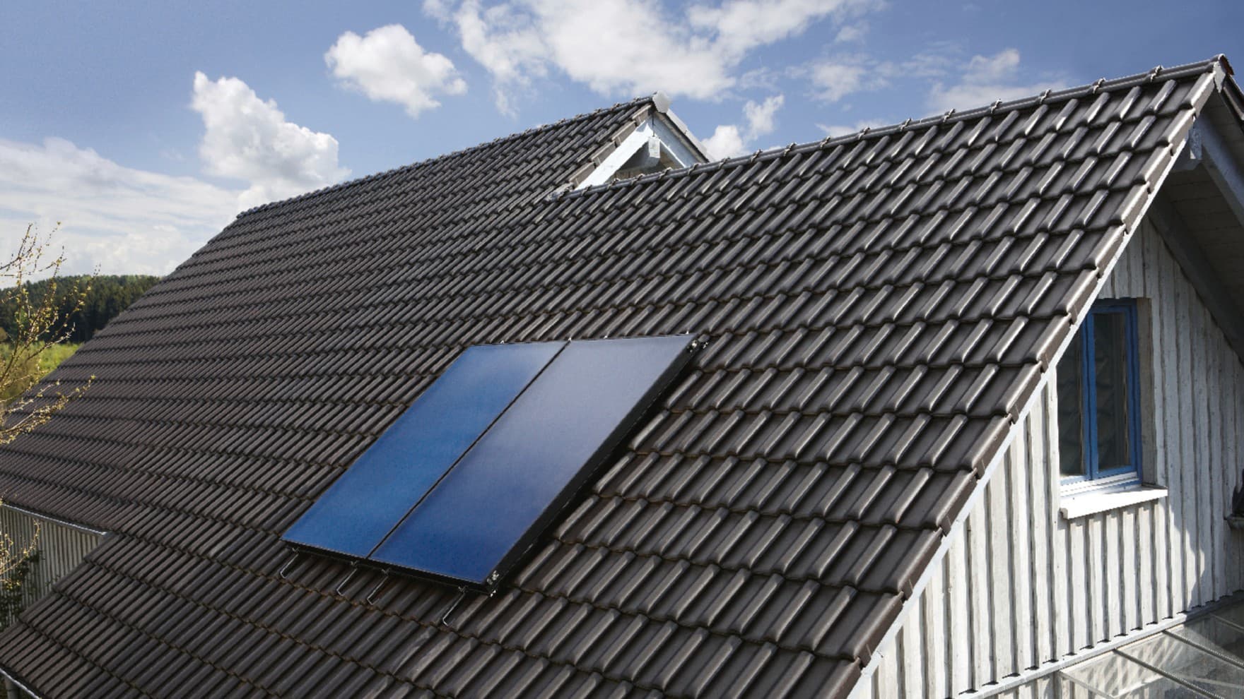 Vlakke plaatcollectoren op een dak