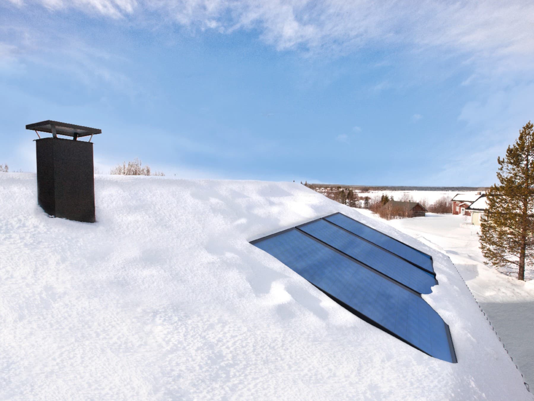 Zonnecollectoren op besneeuwd dak
