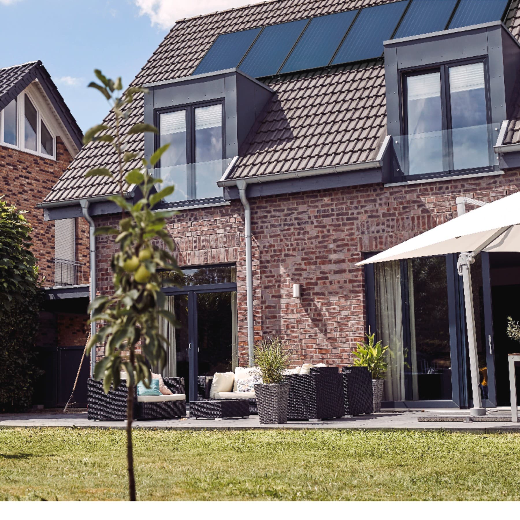 Huis met PV-panelen op het dak