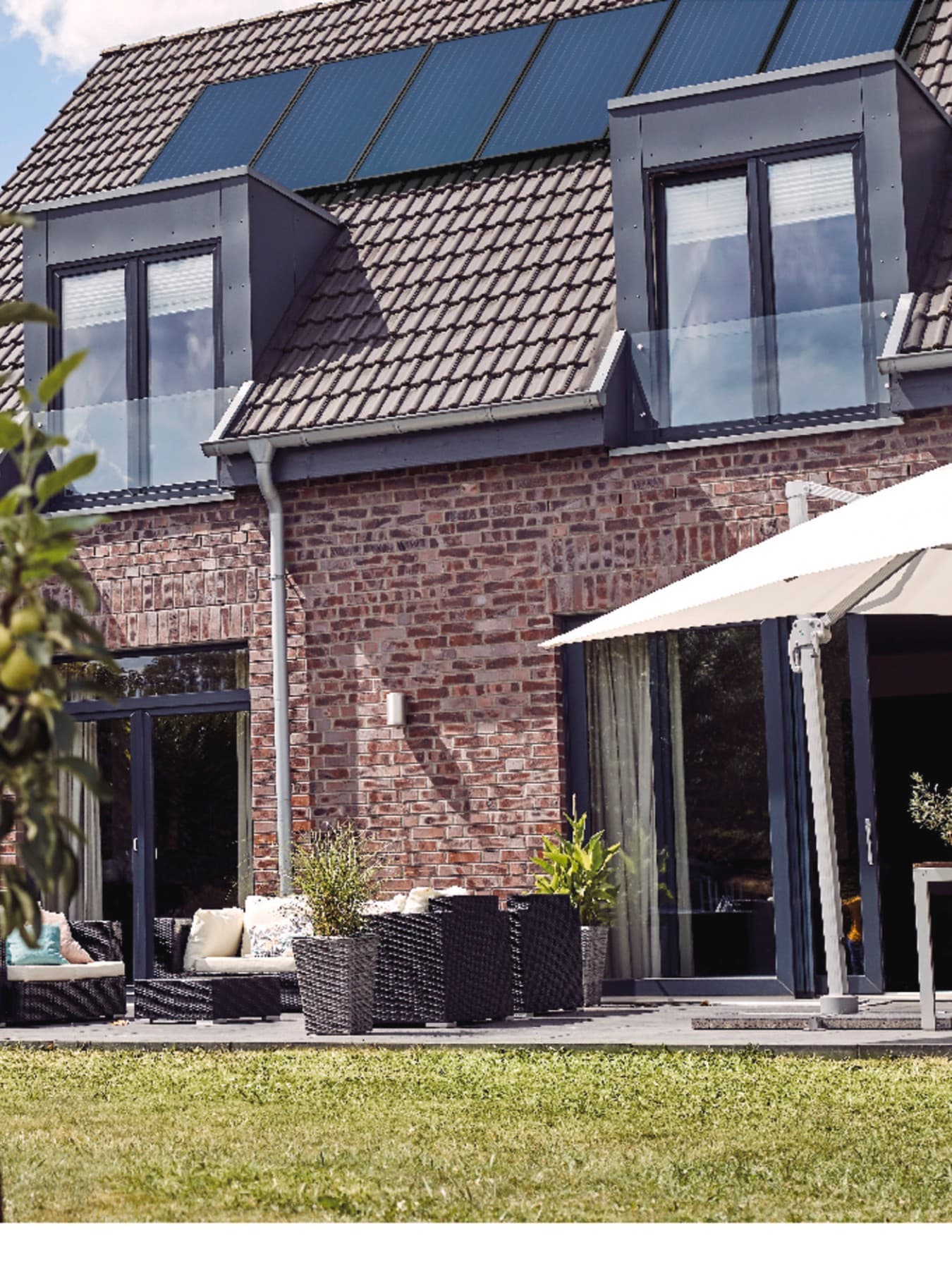 Huis met PV-panelen op het dak