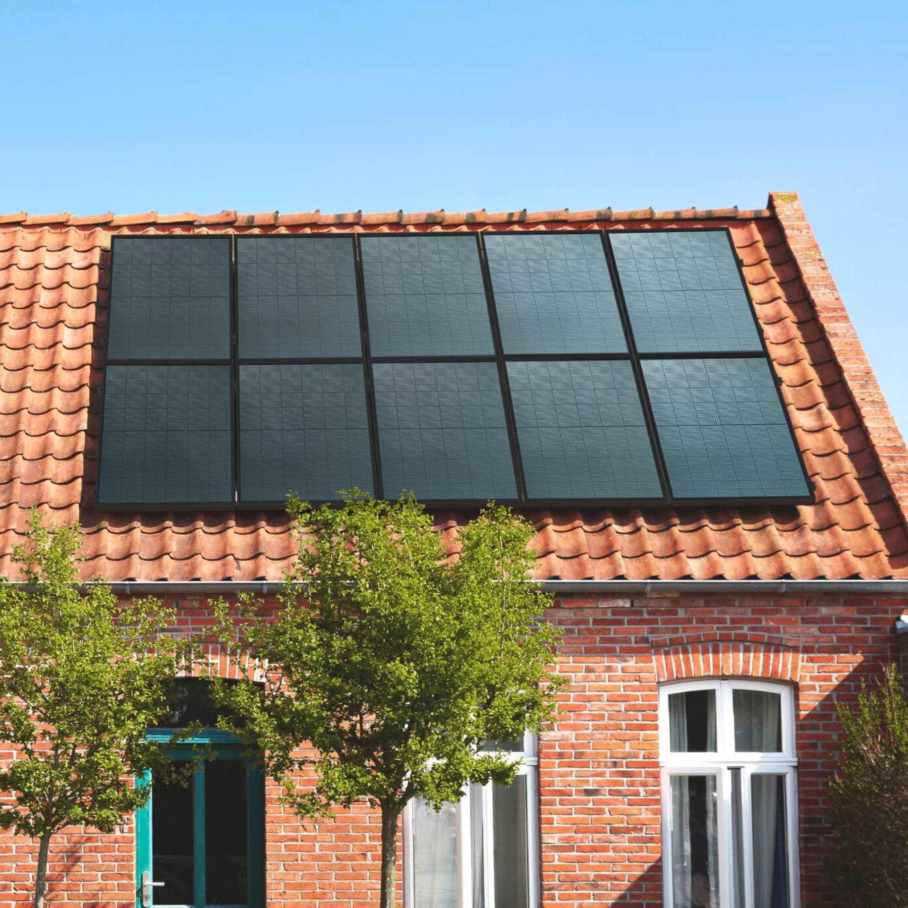 Zonnepanelen op een dak met rode dakpannen