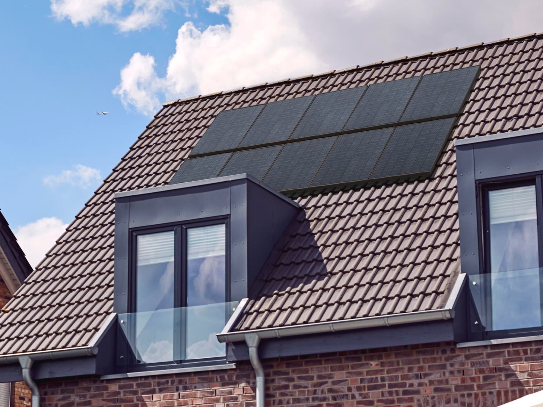 Close up van een dak met zonnepanelen en ramen