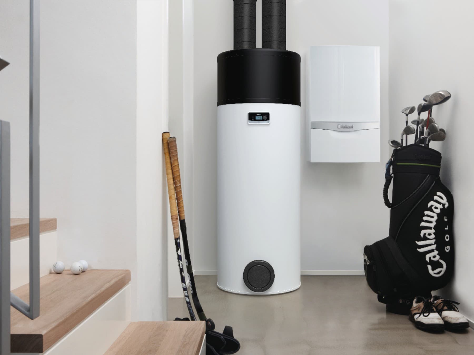 aroSTOR warmtepompboiler naast een ketel van Vaillant