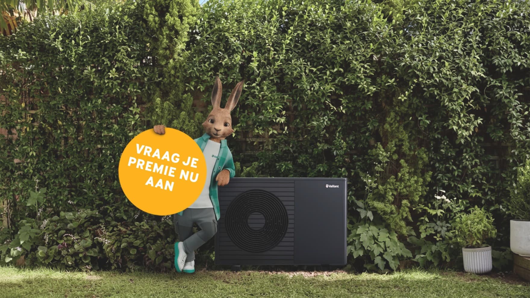 Een haas staat naast een zwarte warmtepomp van Vaillant, je ziet een gele bol met de tekst "vraag nu je premie aan"