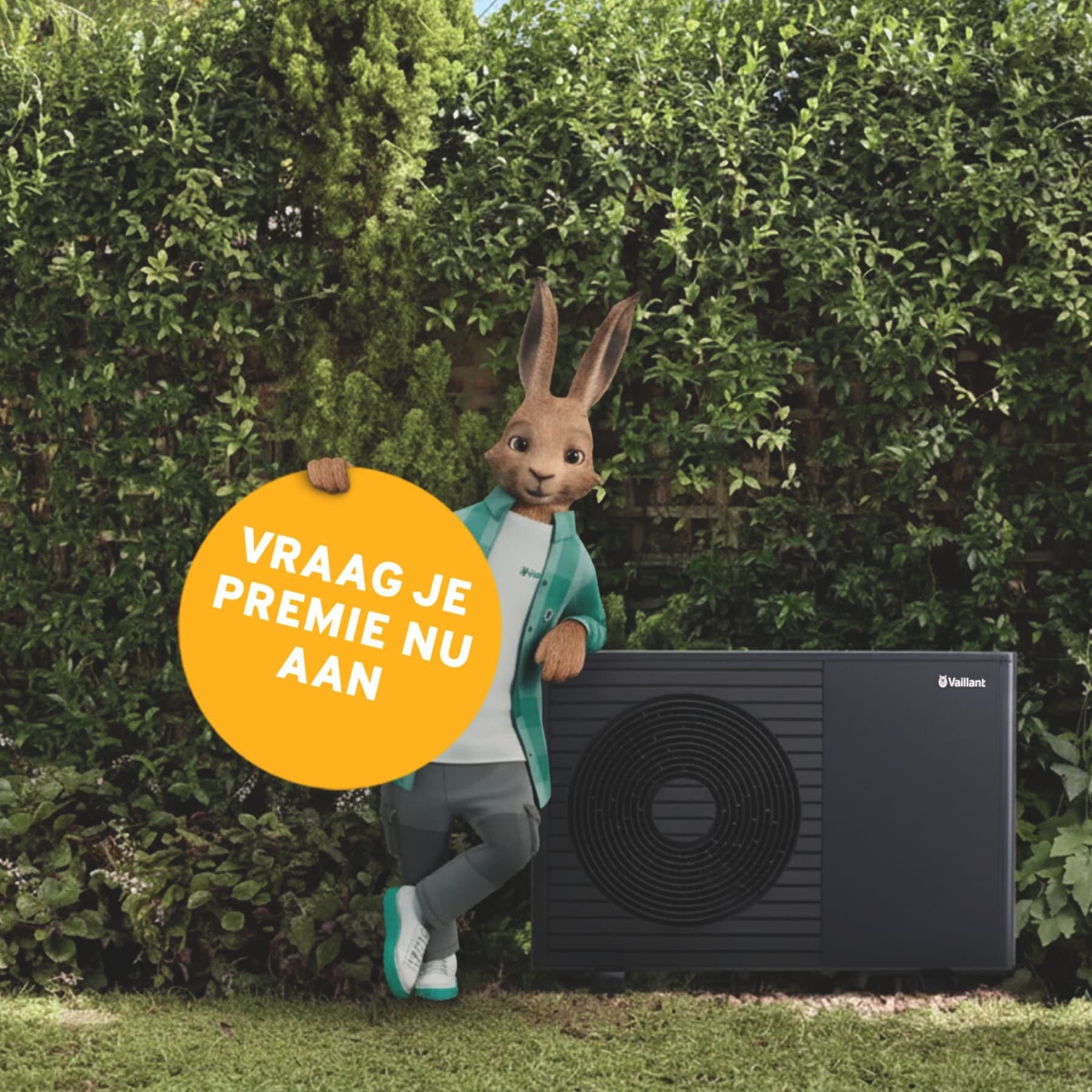 Een haas staat naast een zwarte warmtepomp van Vaillant, je ziet een gele bol met "vraag je premie nu aan"