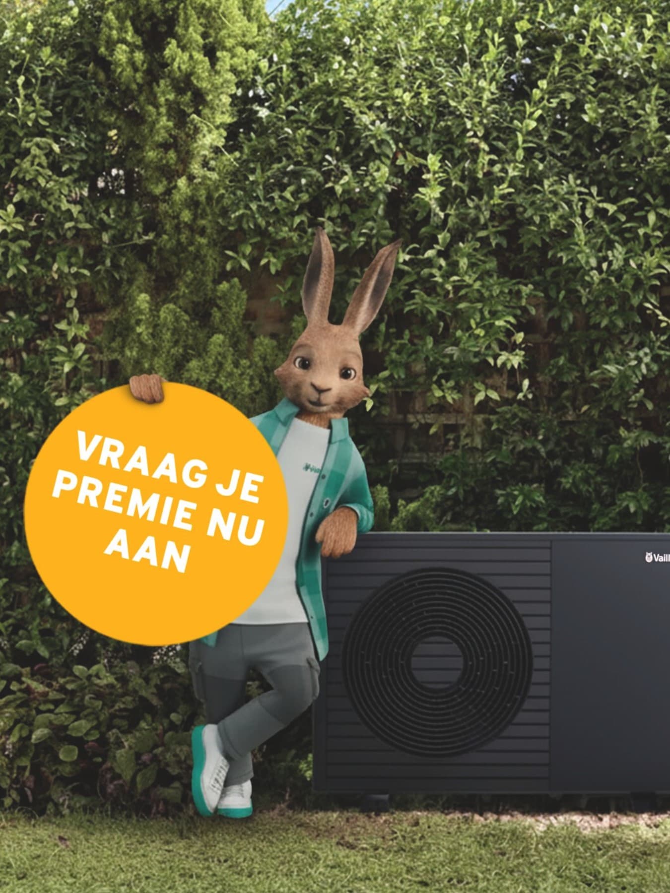 Een haas staat naast een zwarte warmtepomp van Vaillant, je ziet een gele bol met de tekst "vraag nu je premie aan"