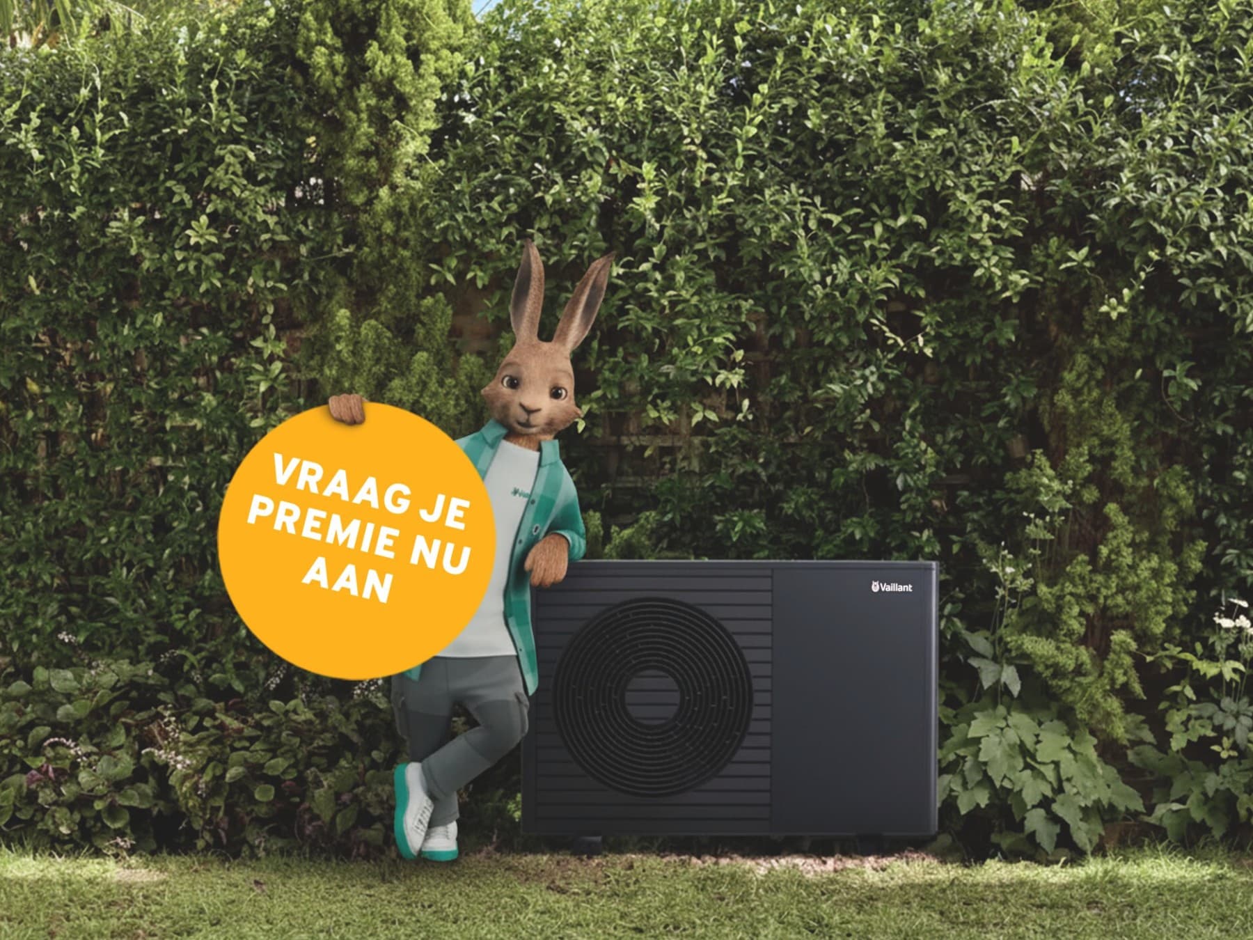 Haas staat naast een zwarte warmtepomp en houdt een gele button vast met "vraag je premie nu aan"
