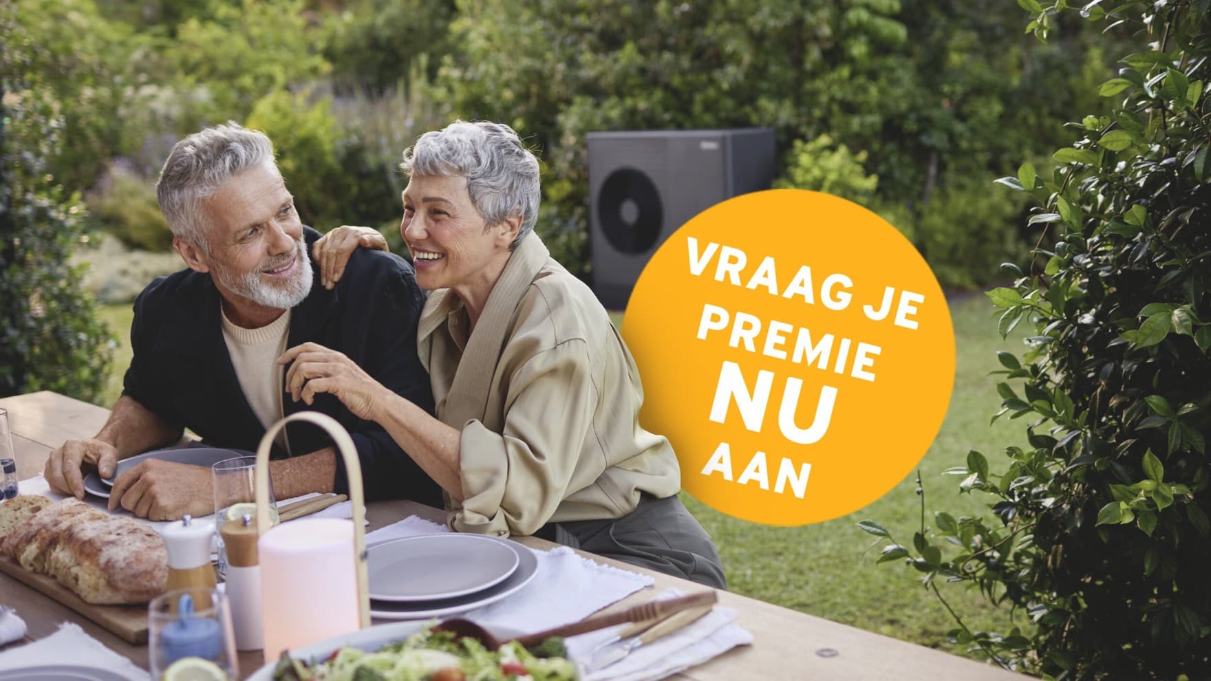 Koppel zit in de tuin, gele bol met "vraag je premie nu aan"