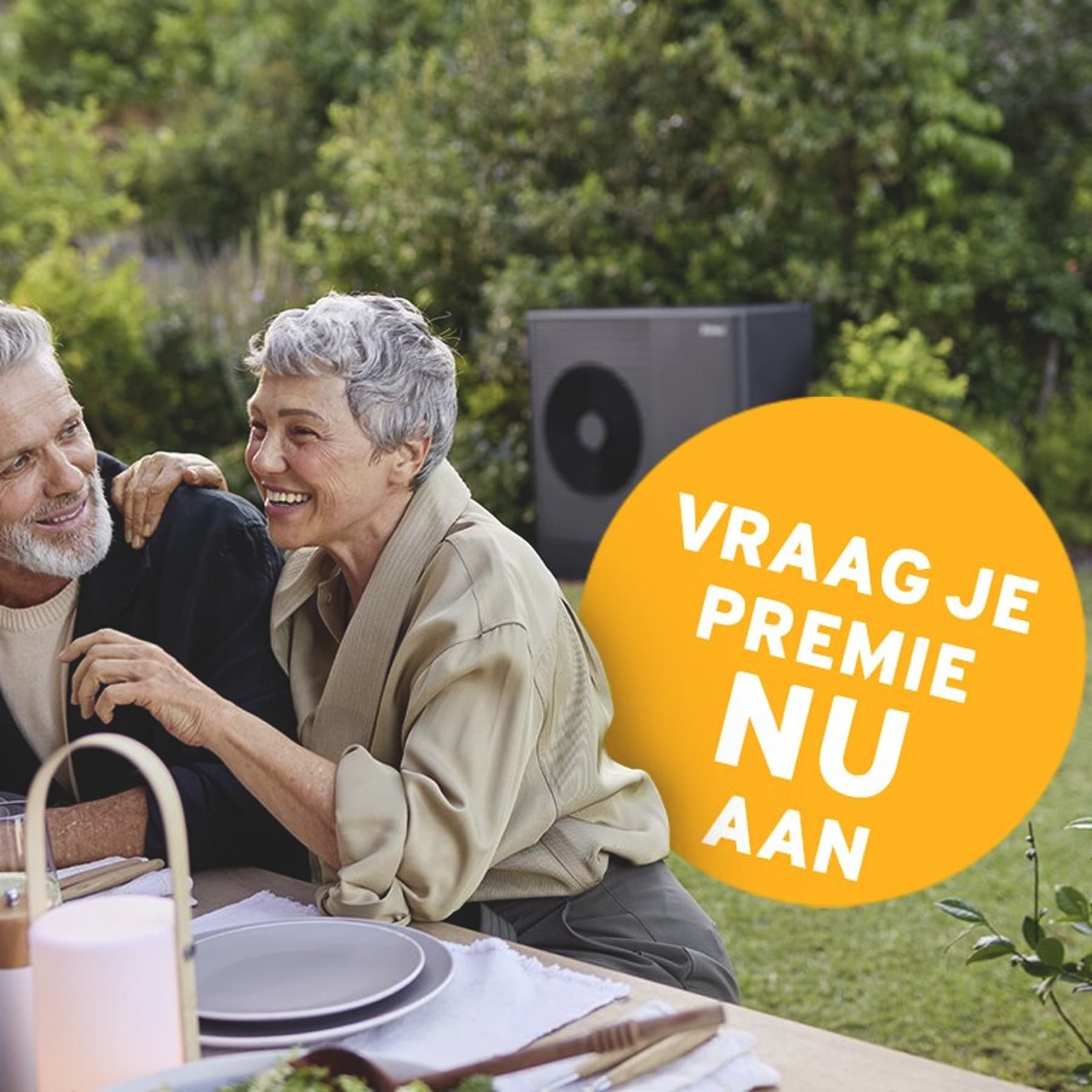 Vrouw ligt op bed en houdt een muntstuk vast.