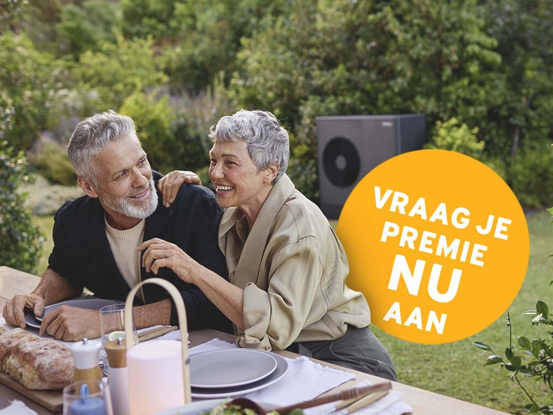Vrouw ligt op bed en houdt een muntstuk in de lucht.