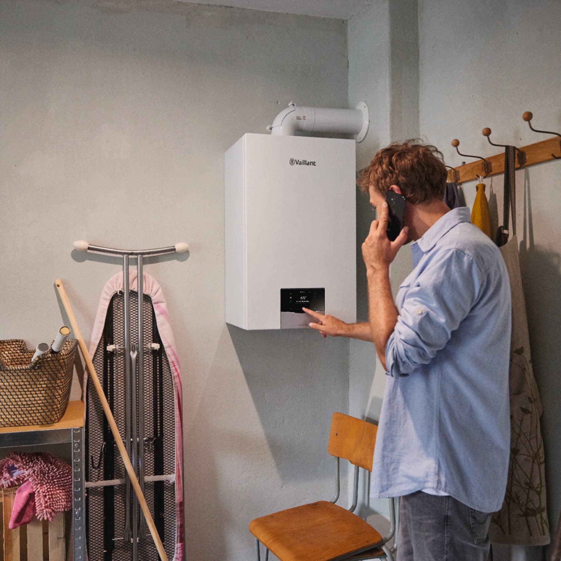 Persoon bedient display ketel | Vaillant