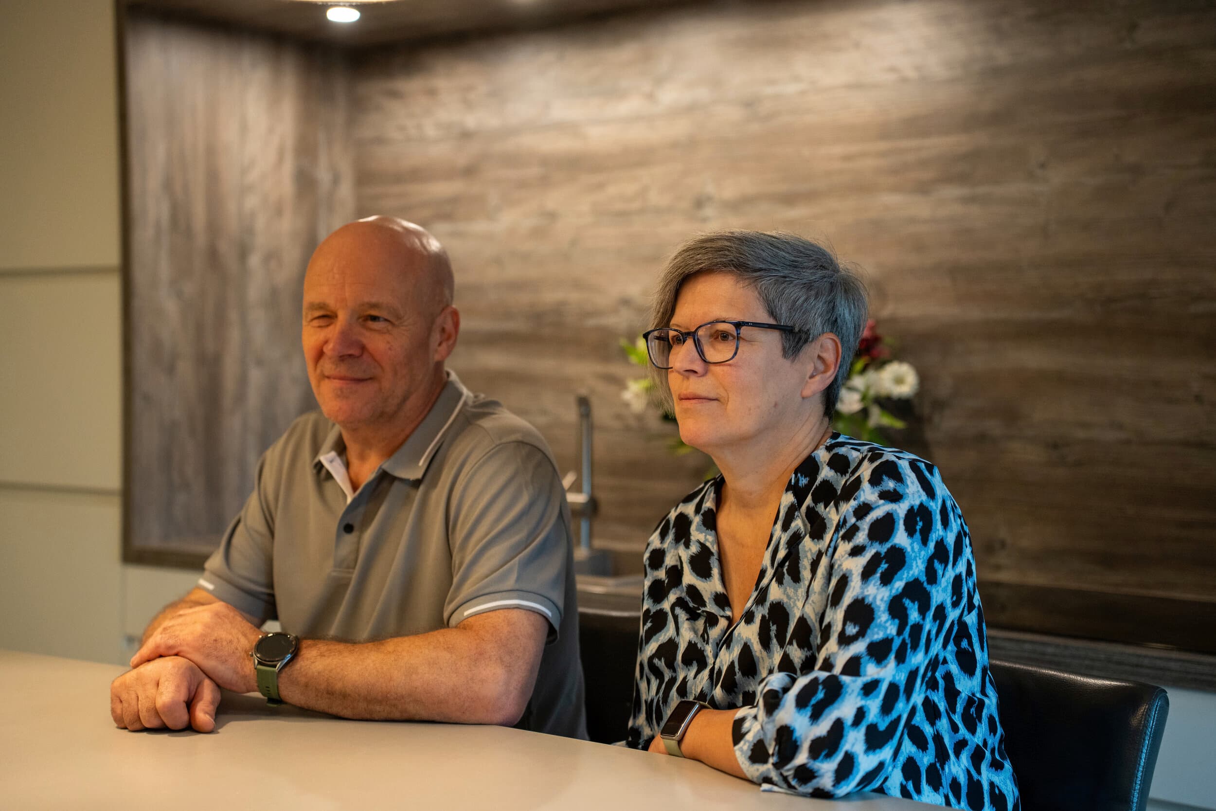 Marc en Sabine uit Pelt in hun woonkamer