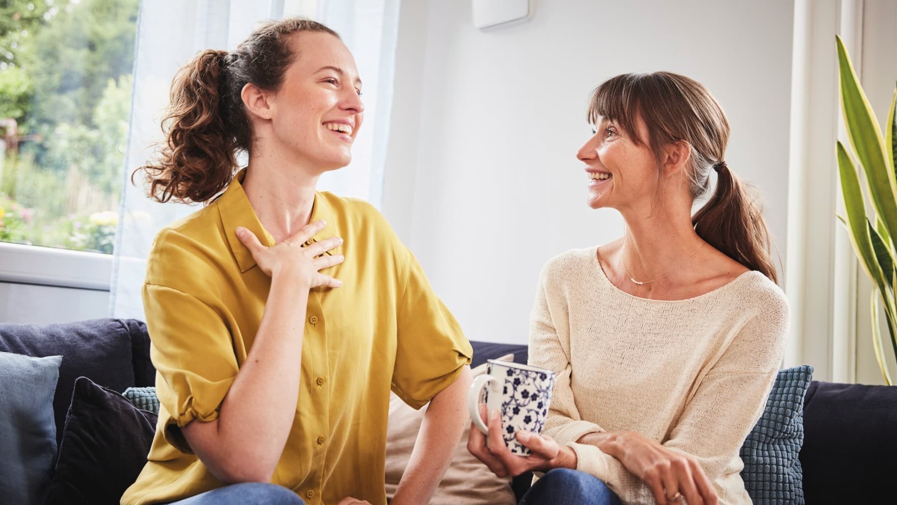 Twee dames in gesprek in de woonkamer | Vaillant