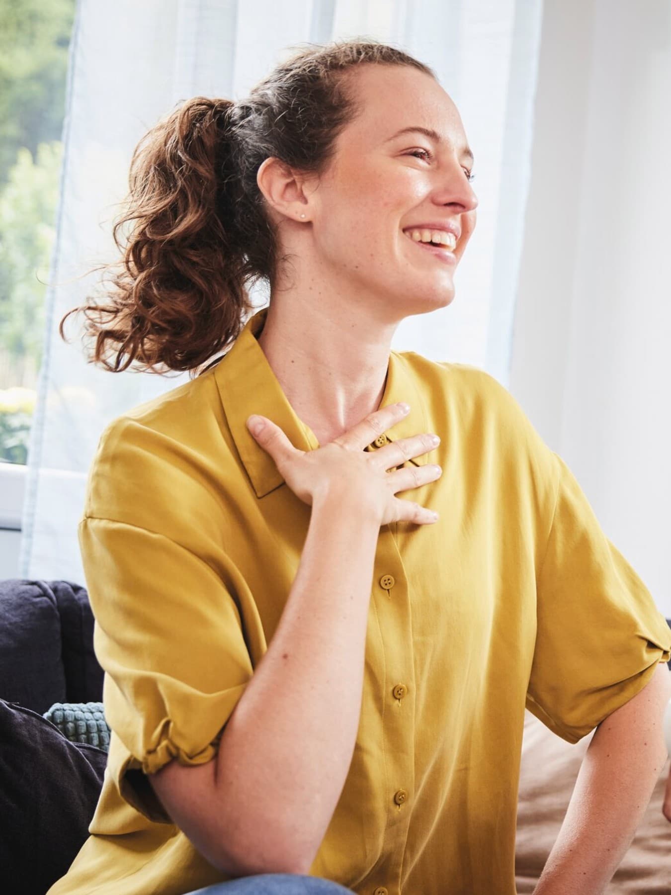 Twee dames in gesprek in de woonkamer | Vaillant