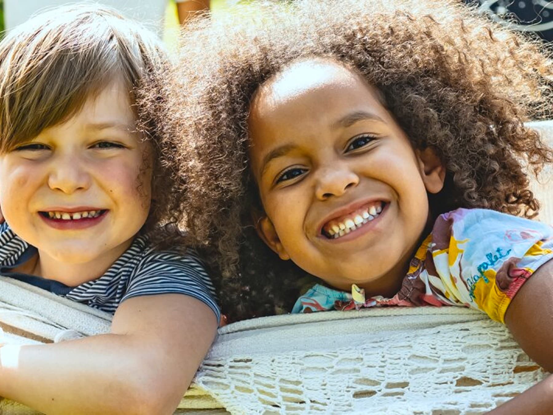 Kinderen zitten in een hangmat