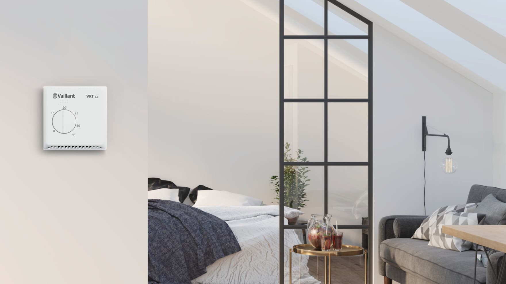 VRT 15 kamerthermostaat aan de muur, op de achtergrond zie je een slaapkamer met bed en een glazen wand met zwarte boorden