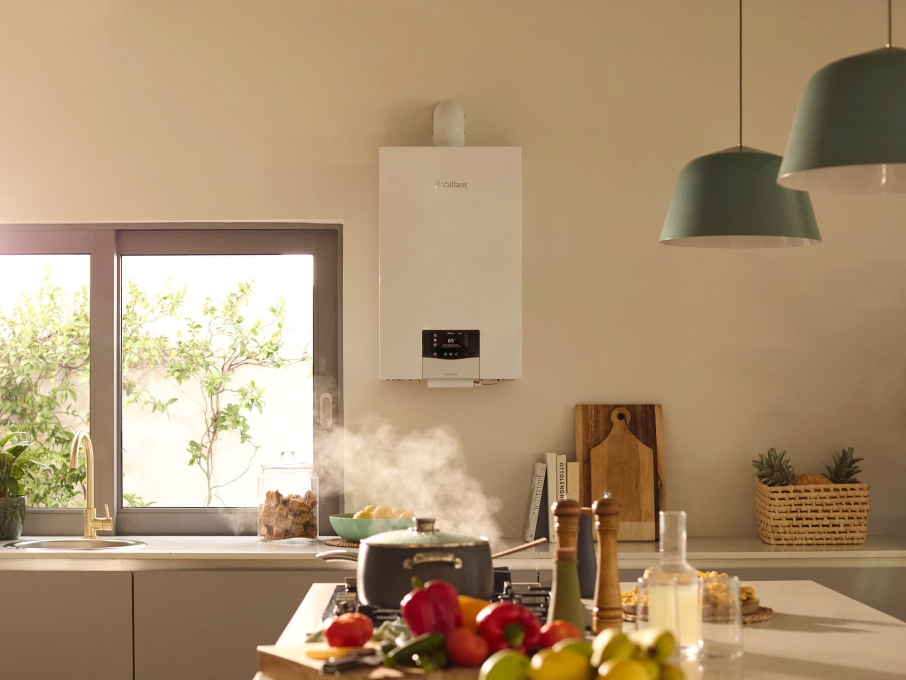De aan de muur gemonteerde gasketel ecoTEC plus in een keuken