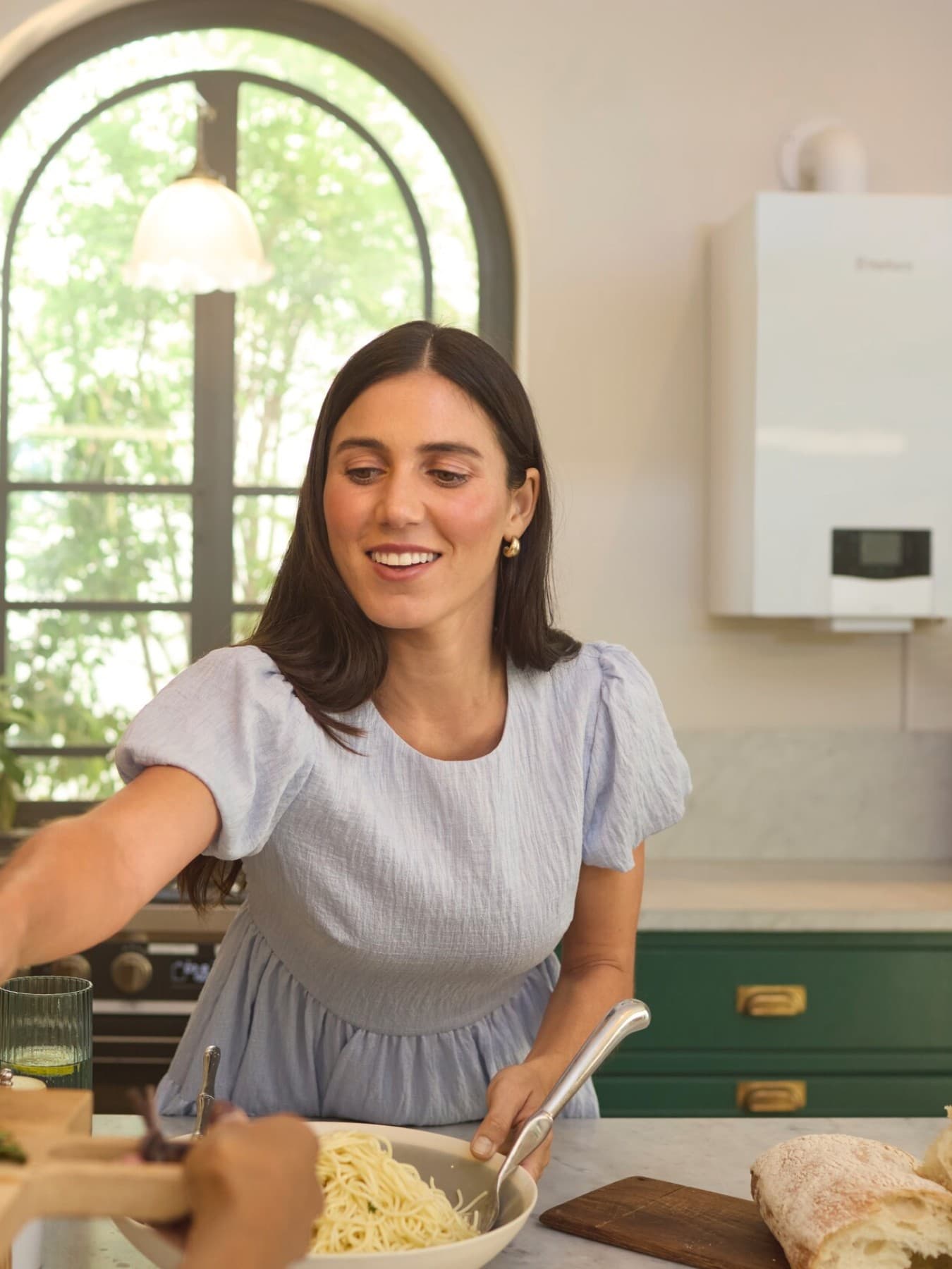 Vrouw in een keuken voor een boiler