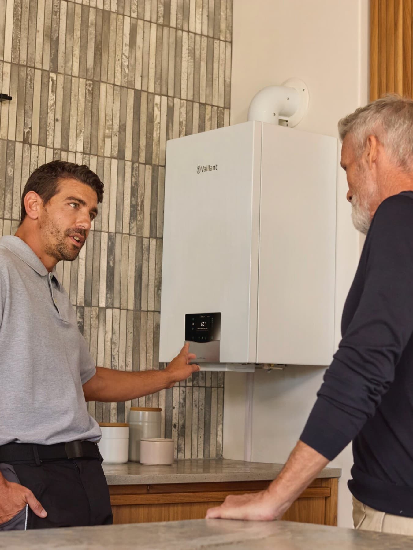 Installateur geeft uitleg over ketel aan klant | Vaillant