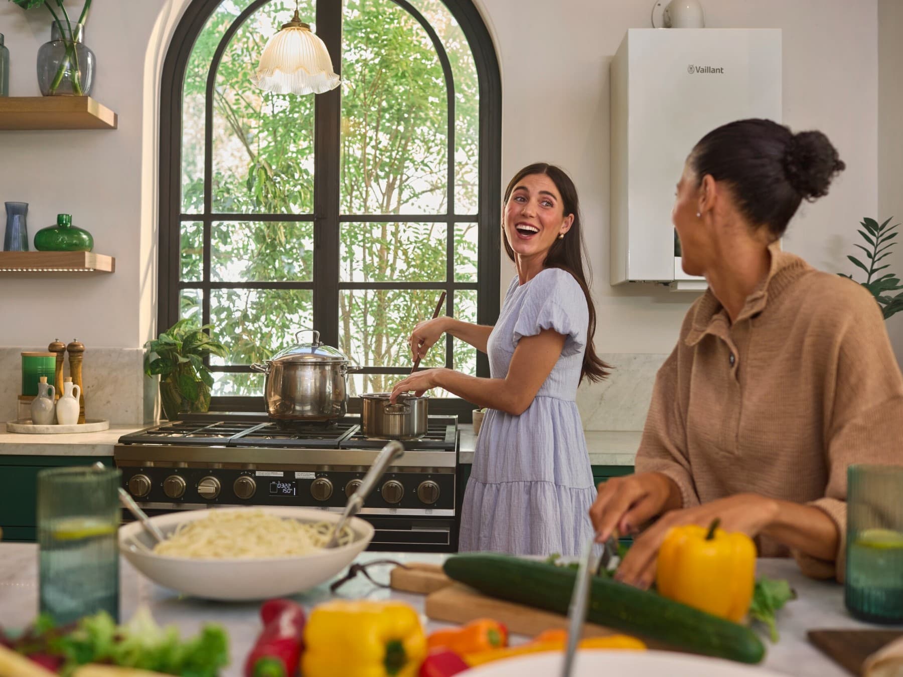 Twee vrouwen koken in een keuken