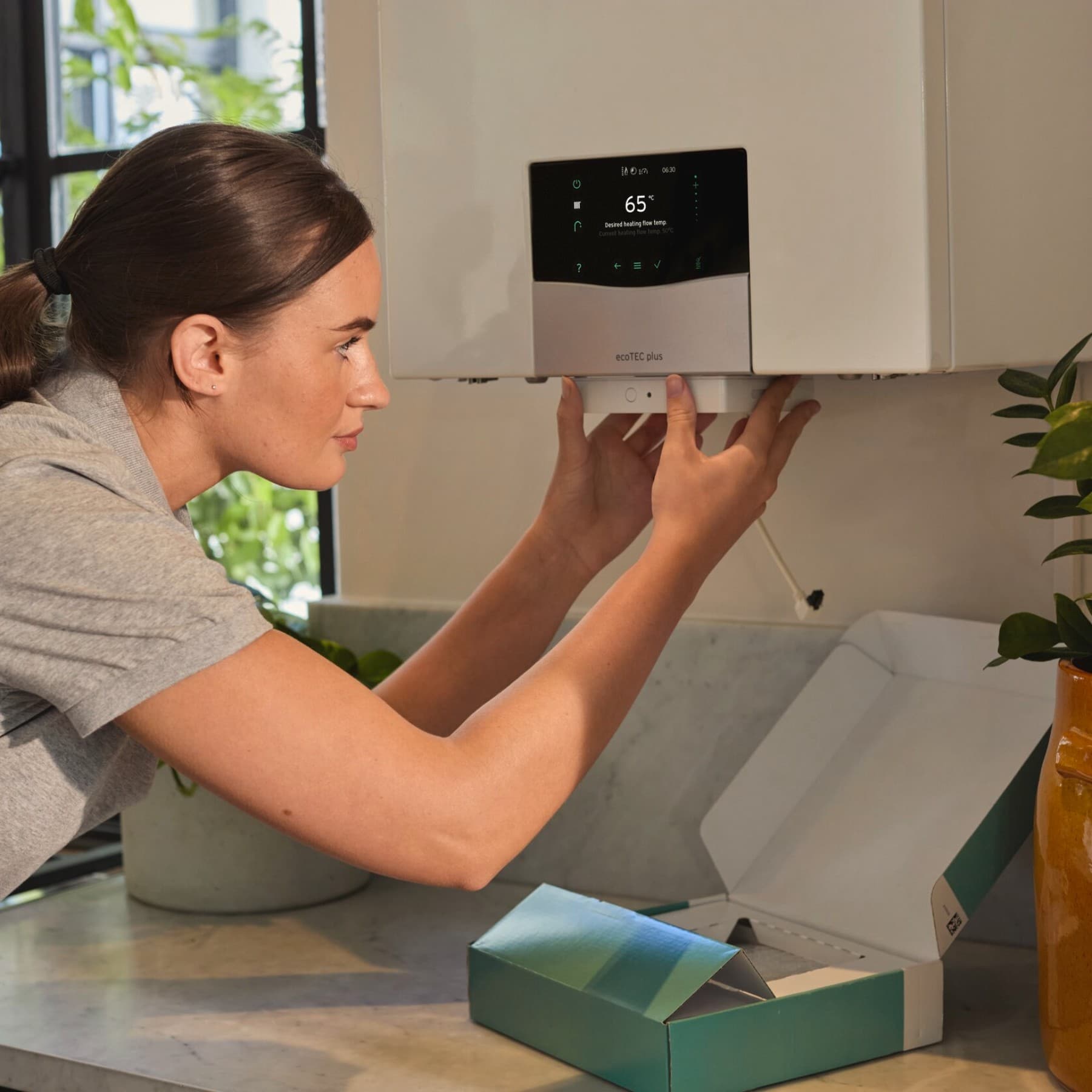 Installateur die een gasboiler onderhoudt