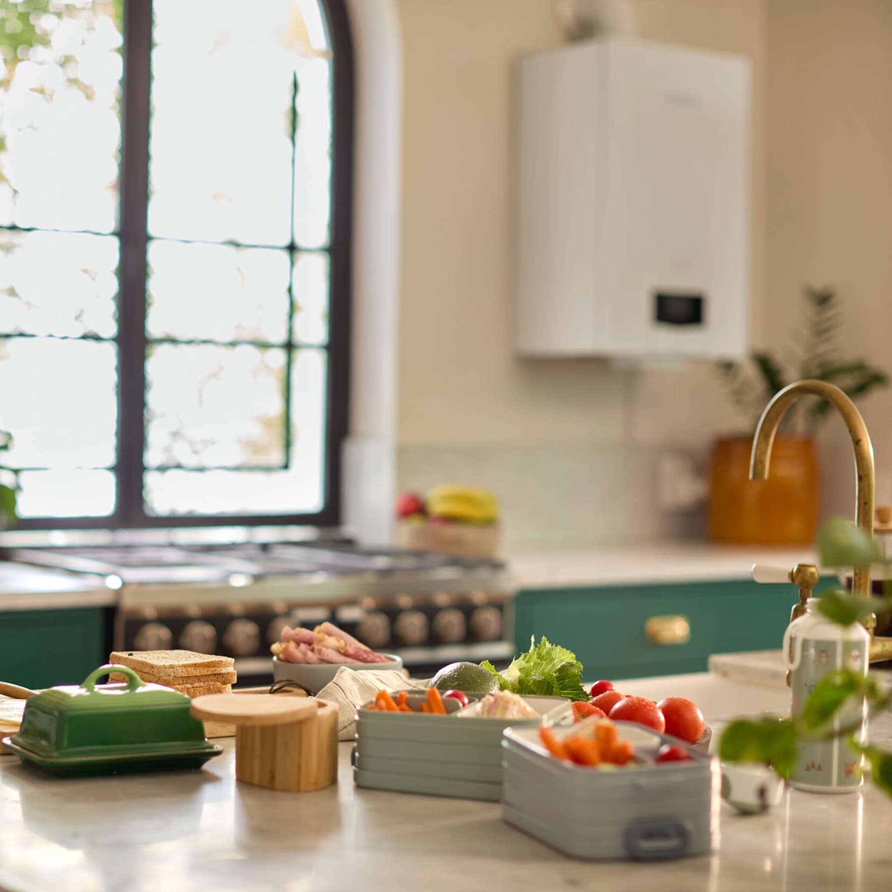 Keukeneiland met verschillende ingrediënte, op de achtergrond zie je een Vaillant ecoTEC plus gascondensatieketel