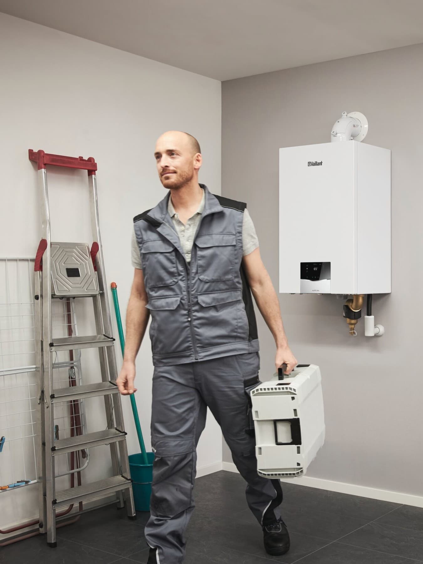 Installateur met koffer loopt weg van condensatieketel op propaan