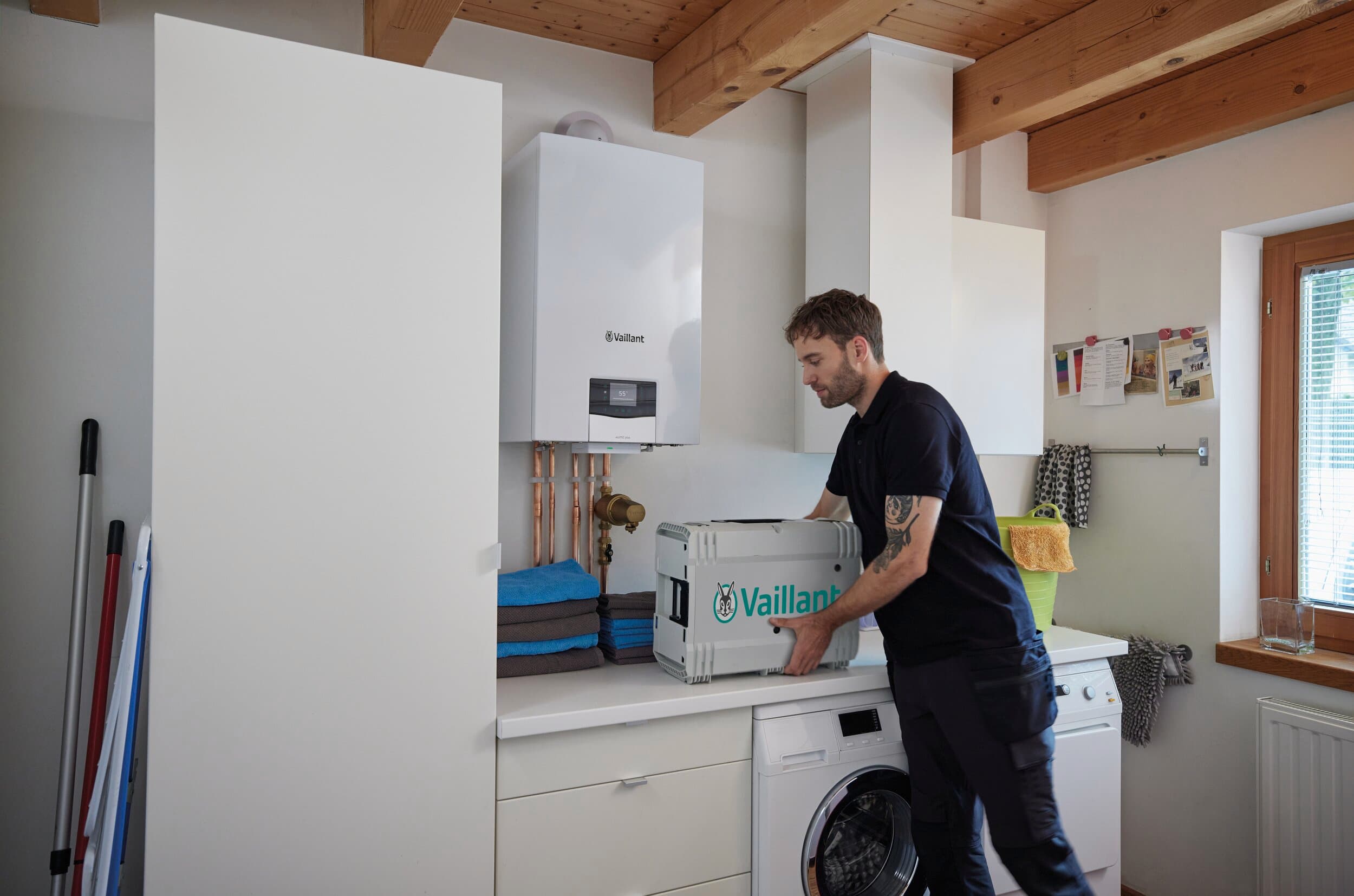 Technieker werkt aan ketel | Vaillant