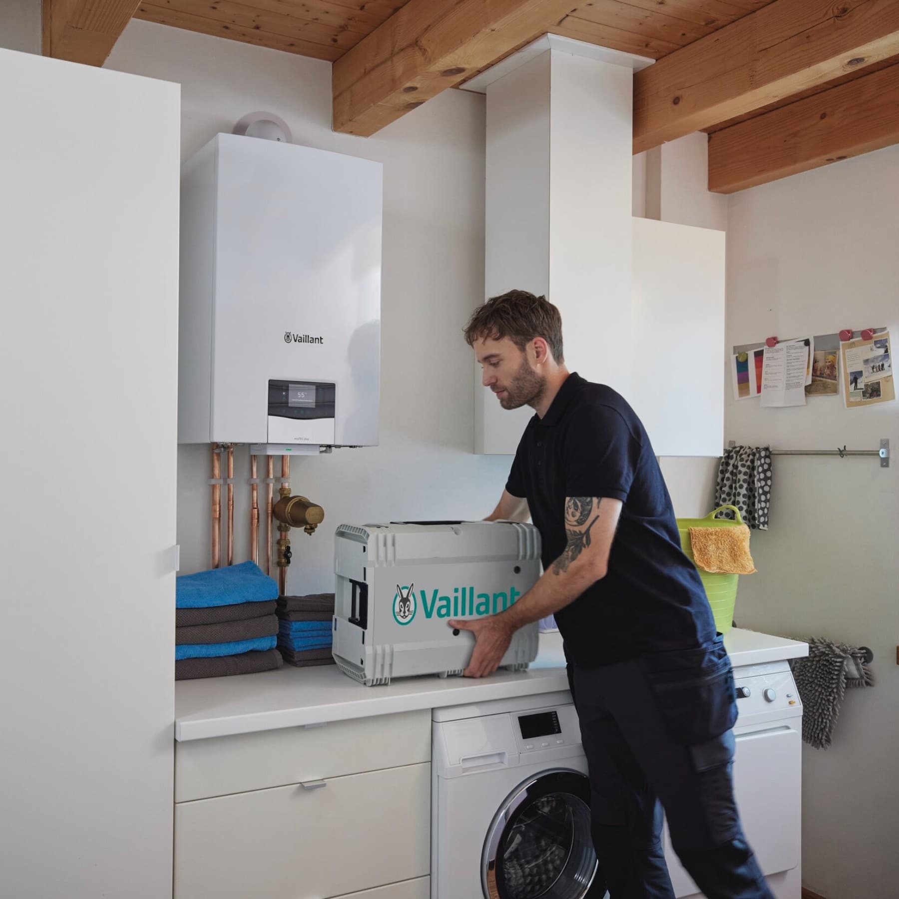 Servicetechnicus die aan een ketel werkt | Vaillant