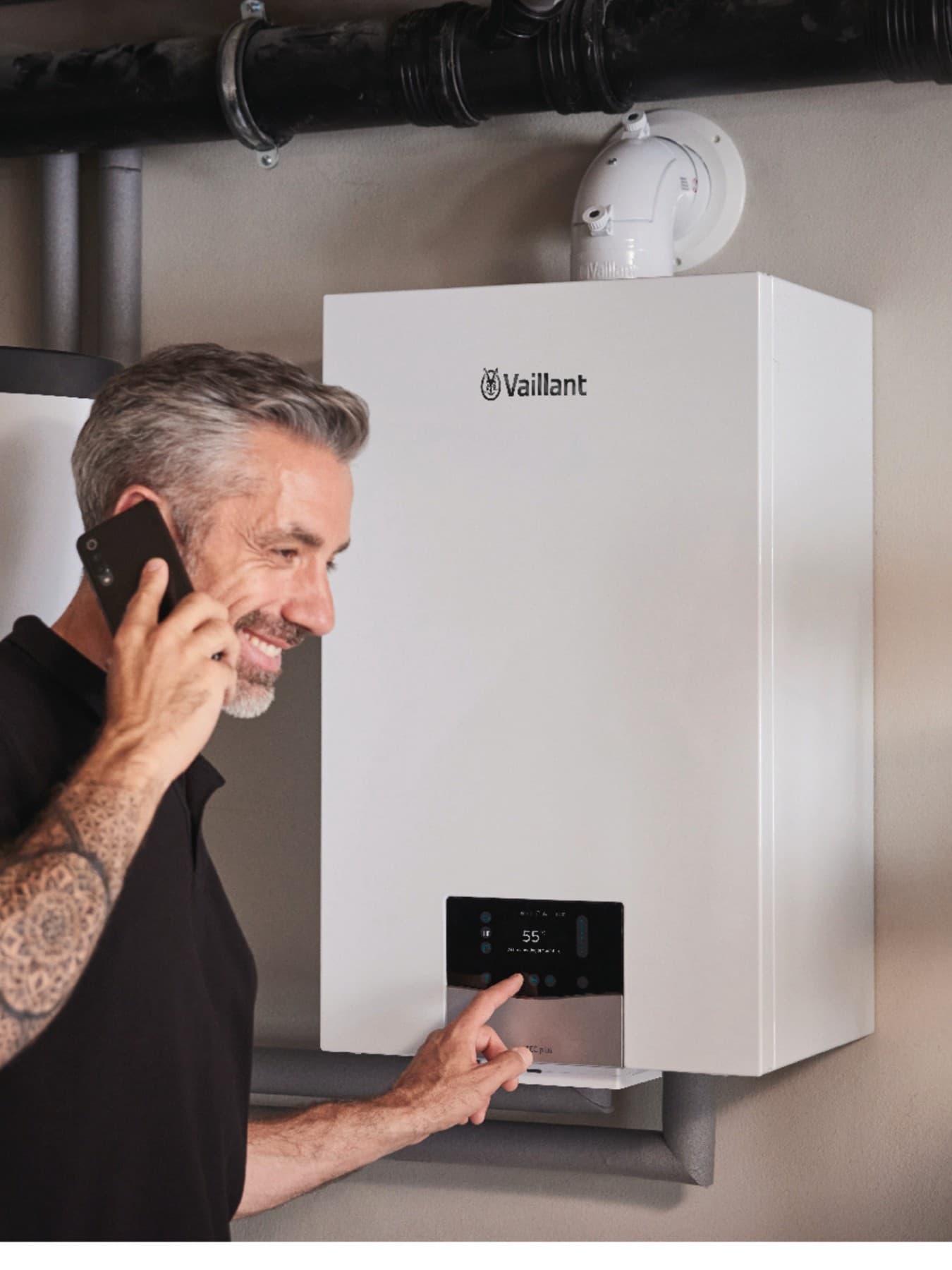 Vaillant-installateur werkt aan boiler voor onderhoud.