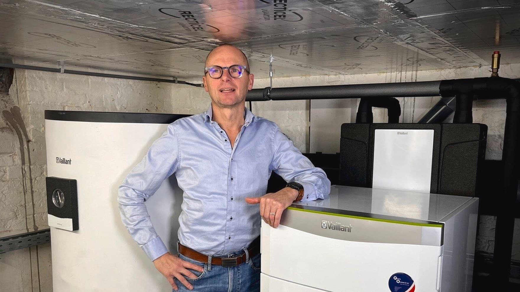 Klant ward naast een flexoTHERM exclusive geothermische warmtepomp