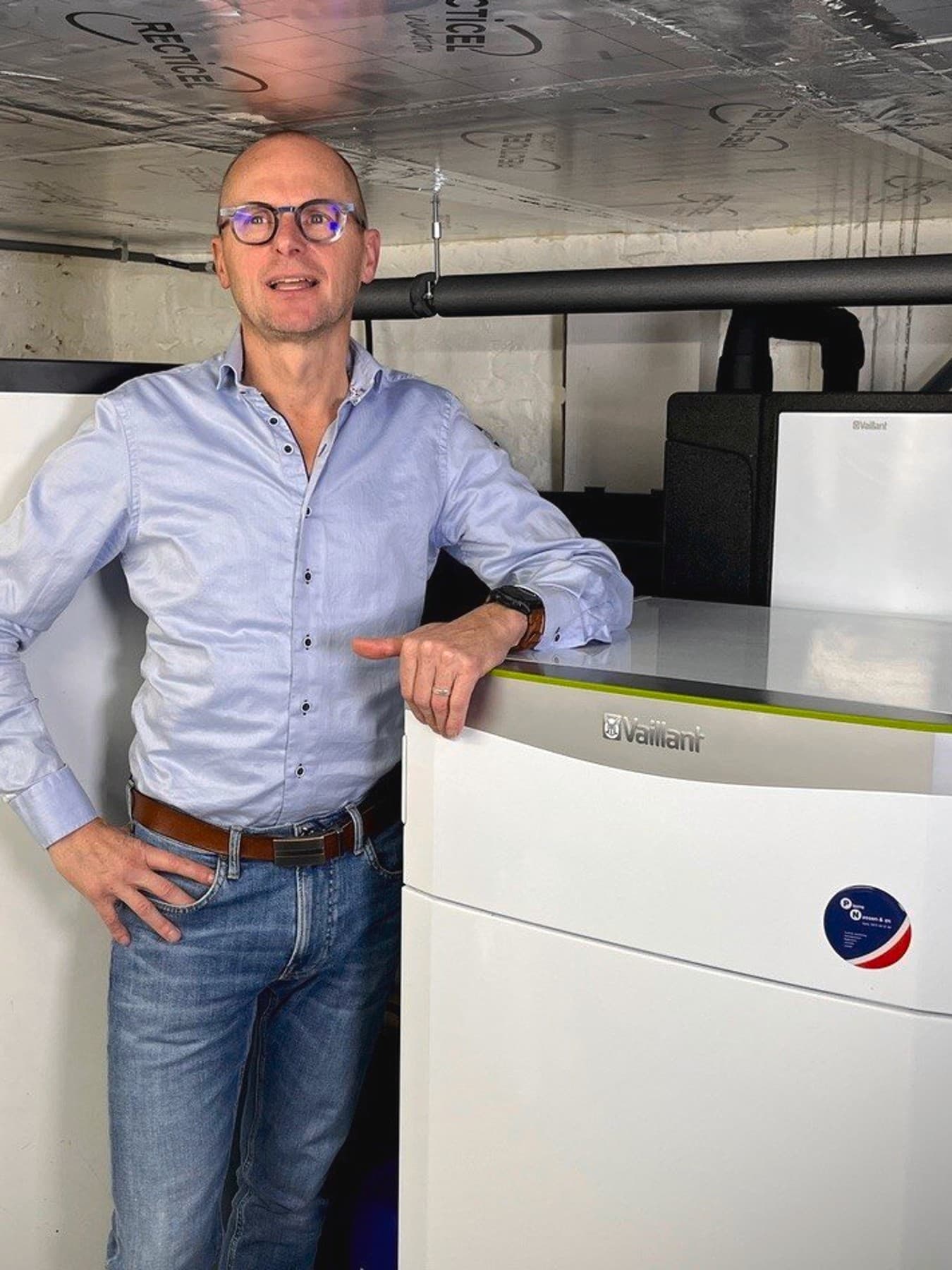 Klant ward naast een flexoTHERM exclusive geothermische warmtepomp